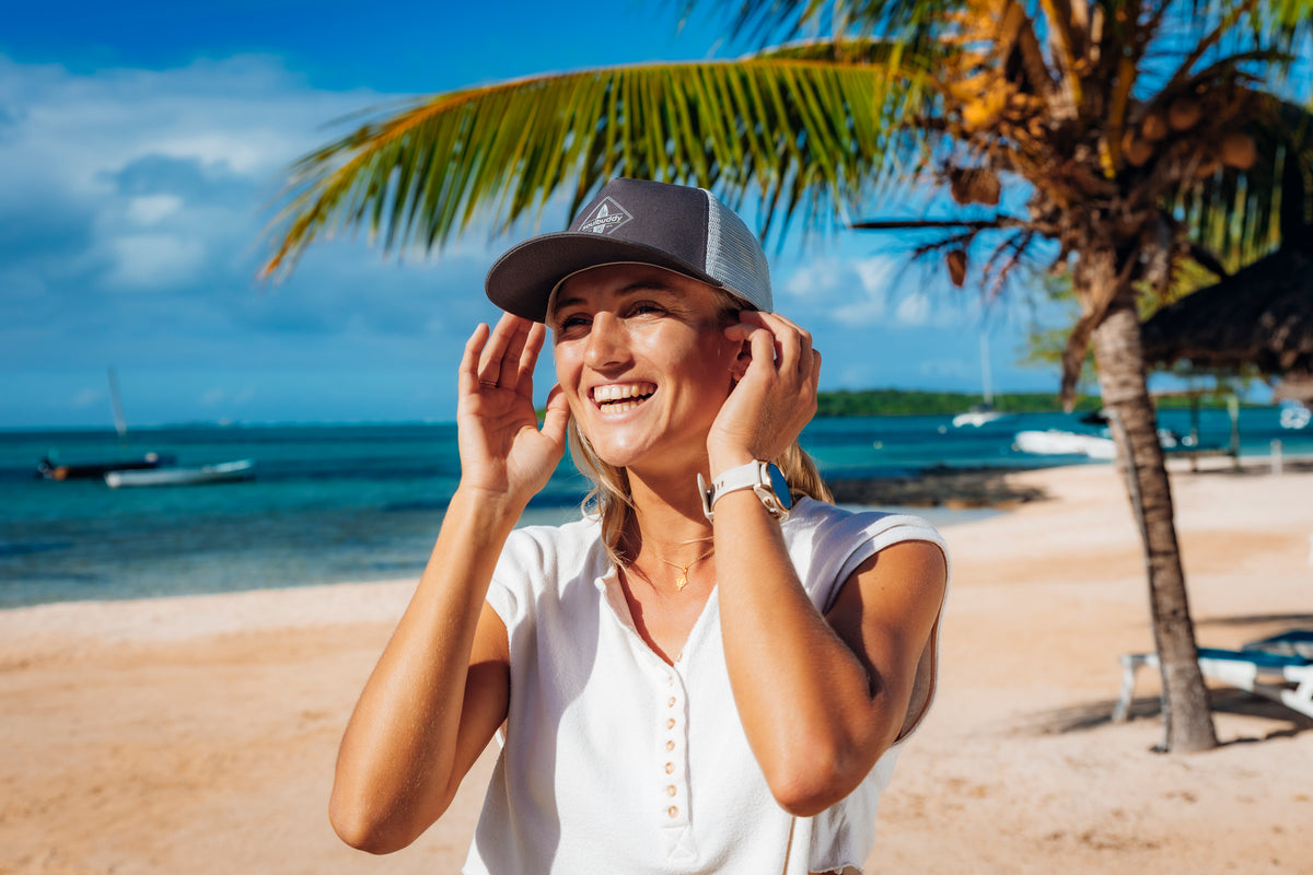 Frau mit Soulbuddy Trucker Cap am Strand