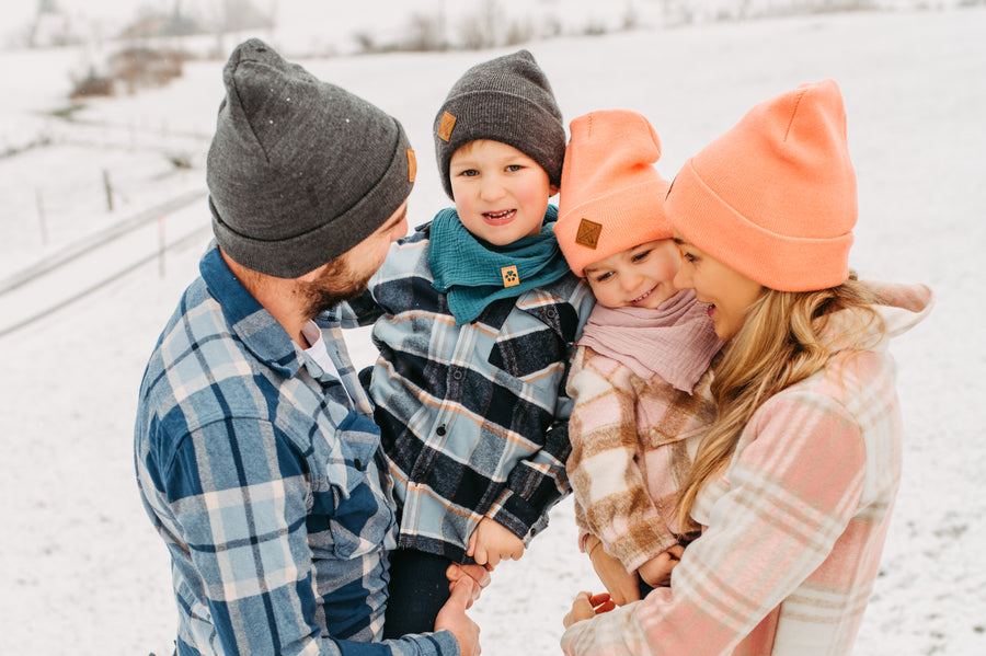 Familien aus unserer Community mit ihren Soulbuddy Caps & Beanies im Partnerlook