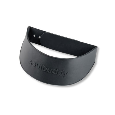 Cintreur de visière Soulbuddy en train de courber la visière d'une casquette