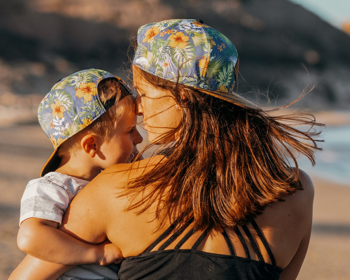Mutter und Sohn mit Partnerlook Caps