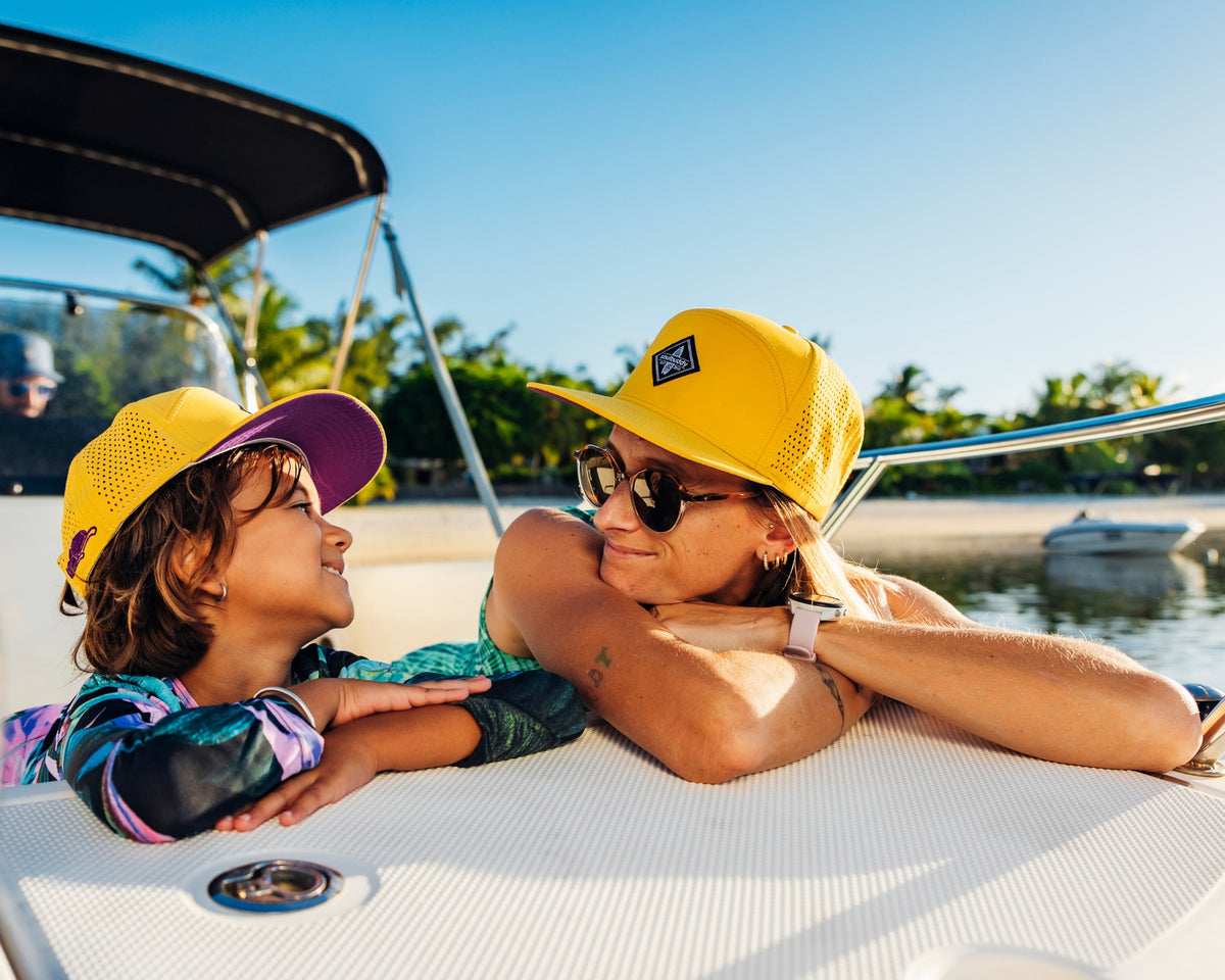 Mutter und Tochter mit Partnerlook Caps