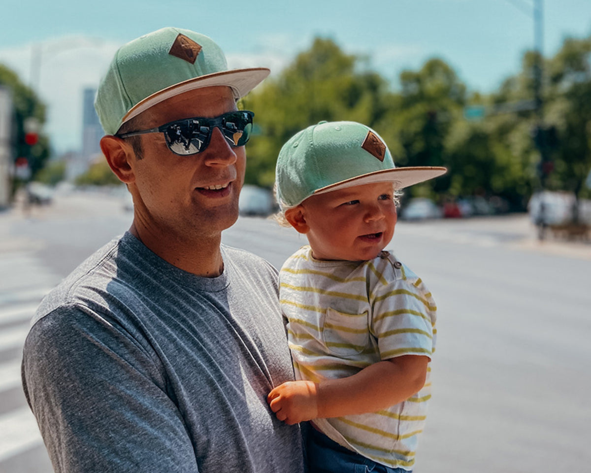 Geschenk zur Taufe – Patenonkel und Kleinkind mit Soulbuddy Caps