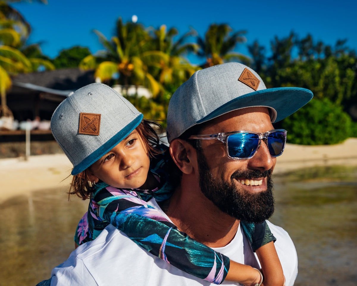Vater und Tochter mit Partnerlook Caps