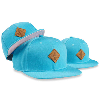 Soulbuddy Familien Partnerlook Snapback Caps 3er-Set in Skyblue Pink – Vorderansicht: Erwachsenen-Cap und zwei Kinder-Caps