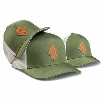 Soulbuddy x Werder Bremen Familien Partnerlook Trucker Caps 3er-Set in Grün – Erwachsenen-Cap und zwei Kinder-Caps von vorne