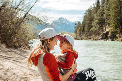 Soulbuddy Partnerlook Snapback Caps 2er-Set für Eltern und Kind – im Allgäu im Partnerlook getragen