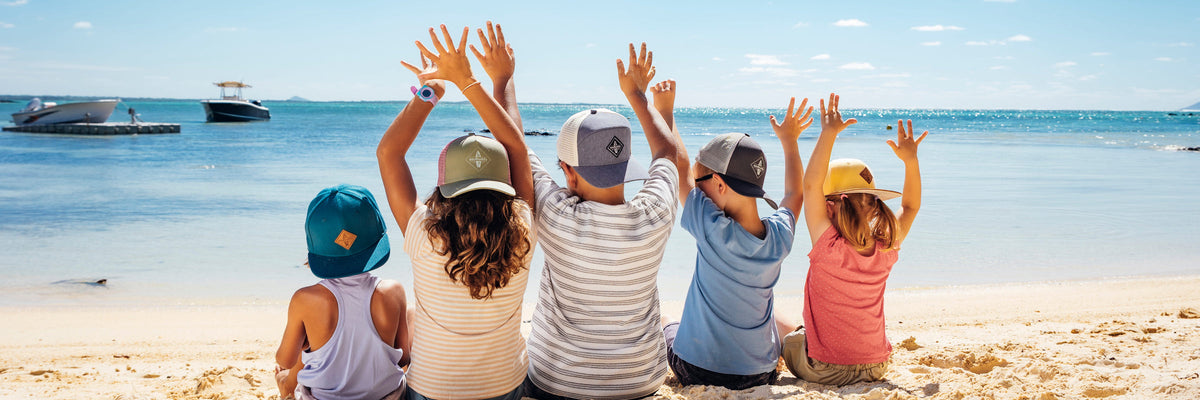 Geschenkideen für Kleinkinder – Kinder mit Soulbuddy Caps am Strand – Blog-Header