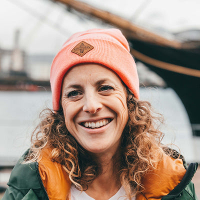 Soulbuddy Beanie Mütze für Erwachsene in Lachsrosa – weitere Lifestyle-Aufnahme