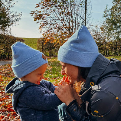 Soulbuddy Partnerlook Beanies 2er-Set für Eltern und Kind in Blau – Lifestyle-Foto im Partnerlook