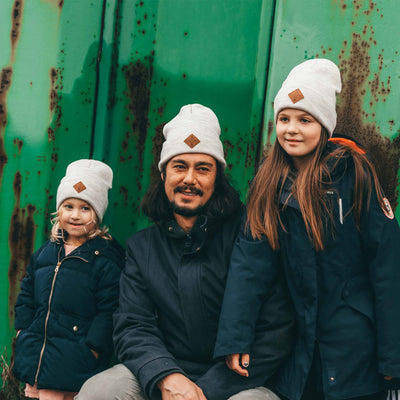 Soulbuddy Kinder Beanie Mütze in Creme – im Alltag getragen