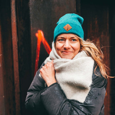Soulbuddy Beanie Mütze für Erwachsene in Petrol Melange – im Alltag getragen