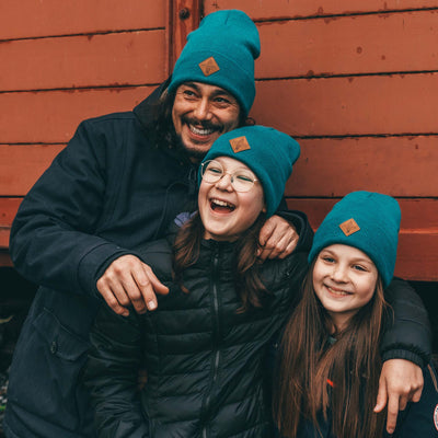 Soulbuddy Beanie Mütze für Erwachsene in Petrol Melange – Lifestyle-Foto