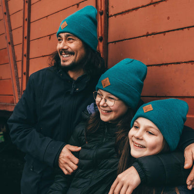 Soulbuddy Familien Partnerlook Beanies 3er-Set in Petrol Melange – im Partnerlook getragen