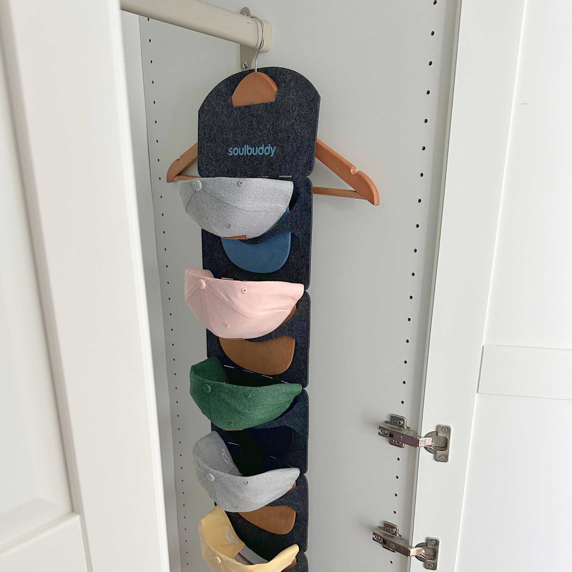 Cap Organizer mit 7 Caps in Schrank