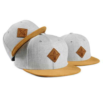 Soulbuddy Familien Partnerlook Snapback Caps 3er-Set in Hellgrau – Vorderansicht: Erwachsenen-Cap und zwei Kinder-Caps