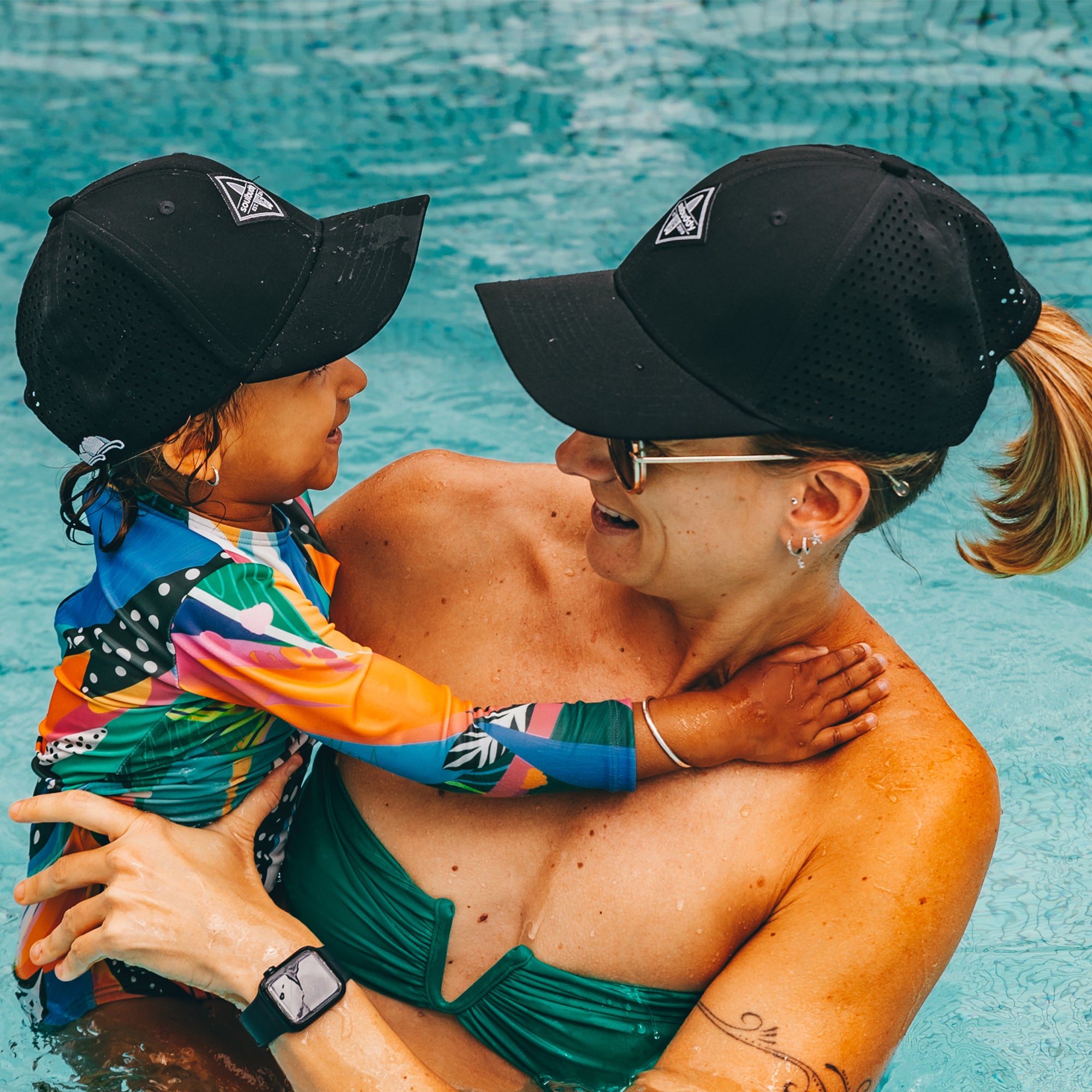 Soulbuddy Sorts Cap 2er-Set Schwarz Mutter und Tochter im Pool