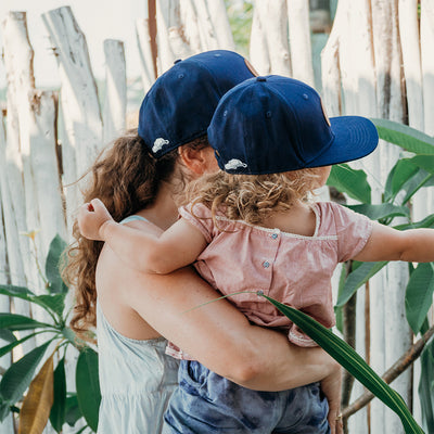 Soulbuddy Partnerlook Snapback Caps 2er-Set für Eltern und Kind in Dunkelblau – Lifestyle-Foto im Partnerlook