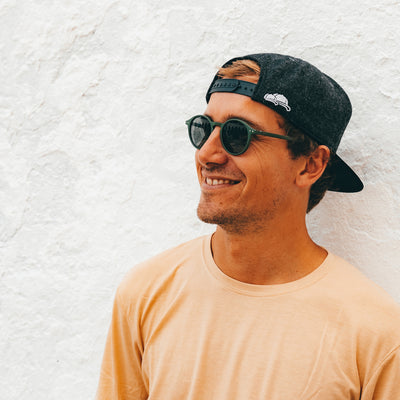 Soulbuddy Snapback Cap für Damen und Herren in Dunkelgrau – Lifestyle-Foto