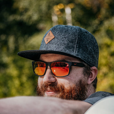 Soulbuddy Snapback Cap für Damen und Herren in Dunkelgrau – getragen