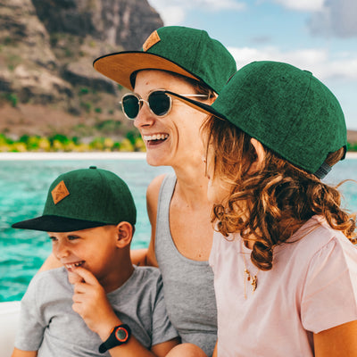 Soulbuddy Snapback Cap für Damen und Herren in Dunkelgrün – getragen