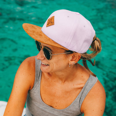 Soulbuddy Snapback Cap für Damen und Herren in Flieder – Lifestyle-Foto
