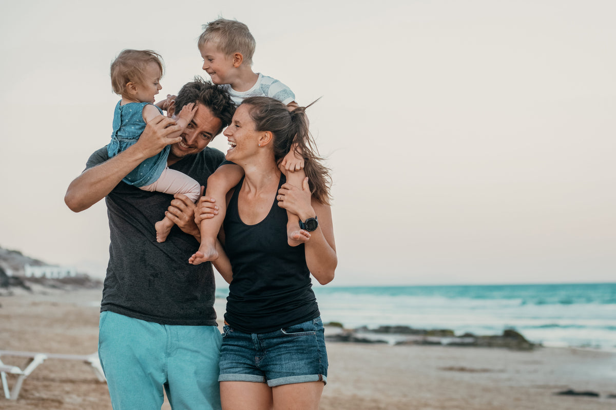 Doro et Flo, les fondateurs de Soulbuddy, avec leurs enfants à la plage