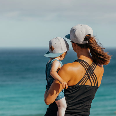 Soulbuddy Partnerlook Snapback Caps 2er-Set für Eltern und Kind in Grau-Blau – im Partnerlook getragen