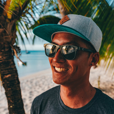 Soulbuddy Snapback Cap für Damen und Herren in Grau-Petrol – im Alltag getragen