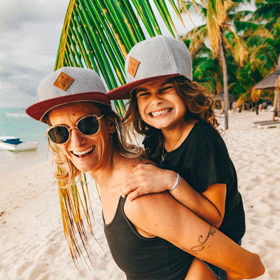 Soulbuddy Familien Partnerlook Snapback Caps 3er-Set in Grau-Rot – im Partnerlook getragen