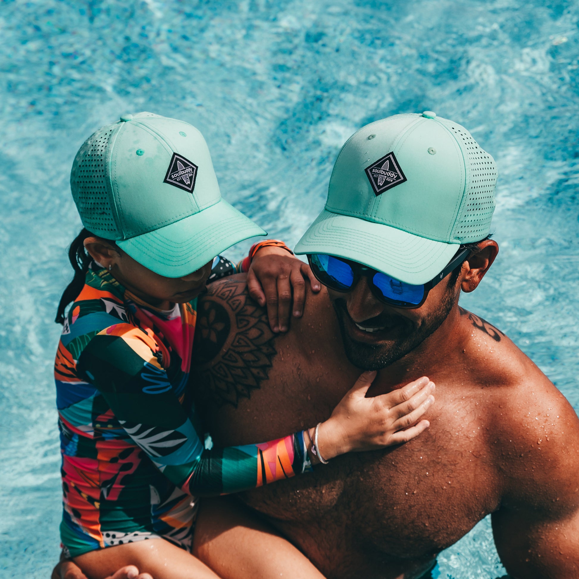 Soulbuddy Sorts Cap 2er-Set Grün - Vater Tochter im Pool