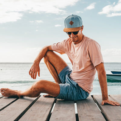 Soulbuddy Snapback Cap für Damen und Herren in Hellblau – Lifestyle-Aufnahme