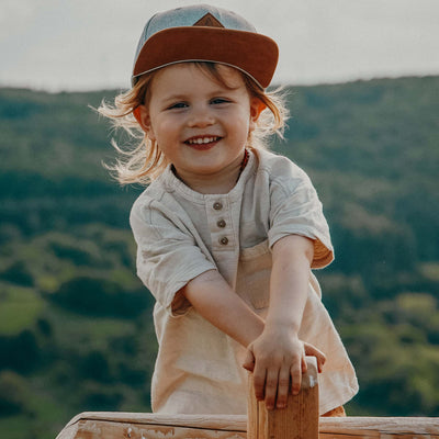 Soulbuddy Kinder Snapback Cap in Hellgrau – im Alltag getragen