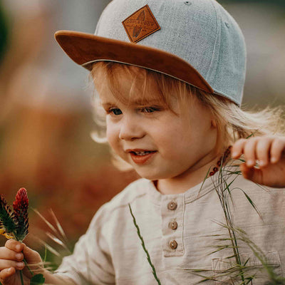 Soulbuddy Kinder Snapback Cap in Hellgrau – getragen