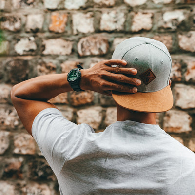 Soulbuddy Snapback Cap für Damen und Herren in Hellgrau – im Alltag getragen