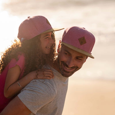 Soulbuddy Snapback Cap für Damen und Herren in Hellrot – Lifestyle-Foto