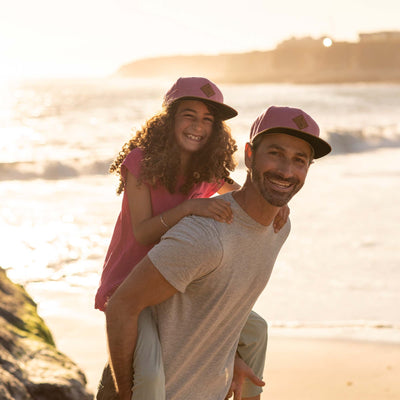Soulbuddy Partnerlook Snapback Caps 2er-Set für Eltern und Kind in Hellrot – im Partnerlook getragen