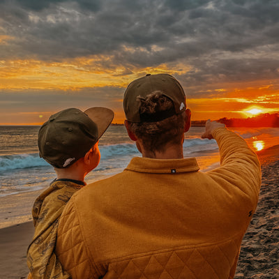 Soulbuddy Partnerlook Snapback Caps 2er-Set für Eltern und Kind in Olivgrün – im Alltag im Partnerlook getragen