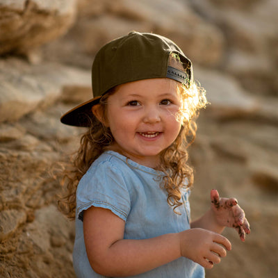 Soulbuddy Kinder Snapback Cap in Olivgrün – getragen