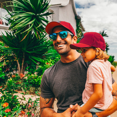 Soulbuddy Partnerlook Sports Caps 2er-Set für Eltern und Kind in Bordeaux Red – Vater und Tochter