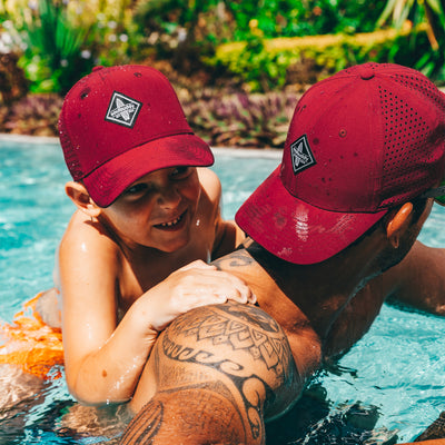Soulbuddy Partnerlook Sports Caps 2er-Set für Eltern und Kind in Bordeaux Red – Vater und Sohn im Pool