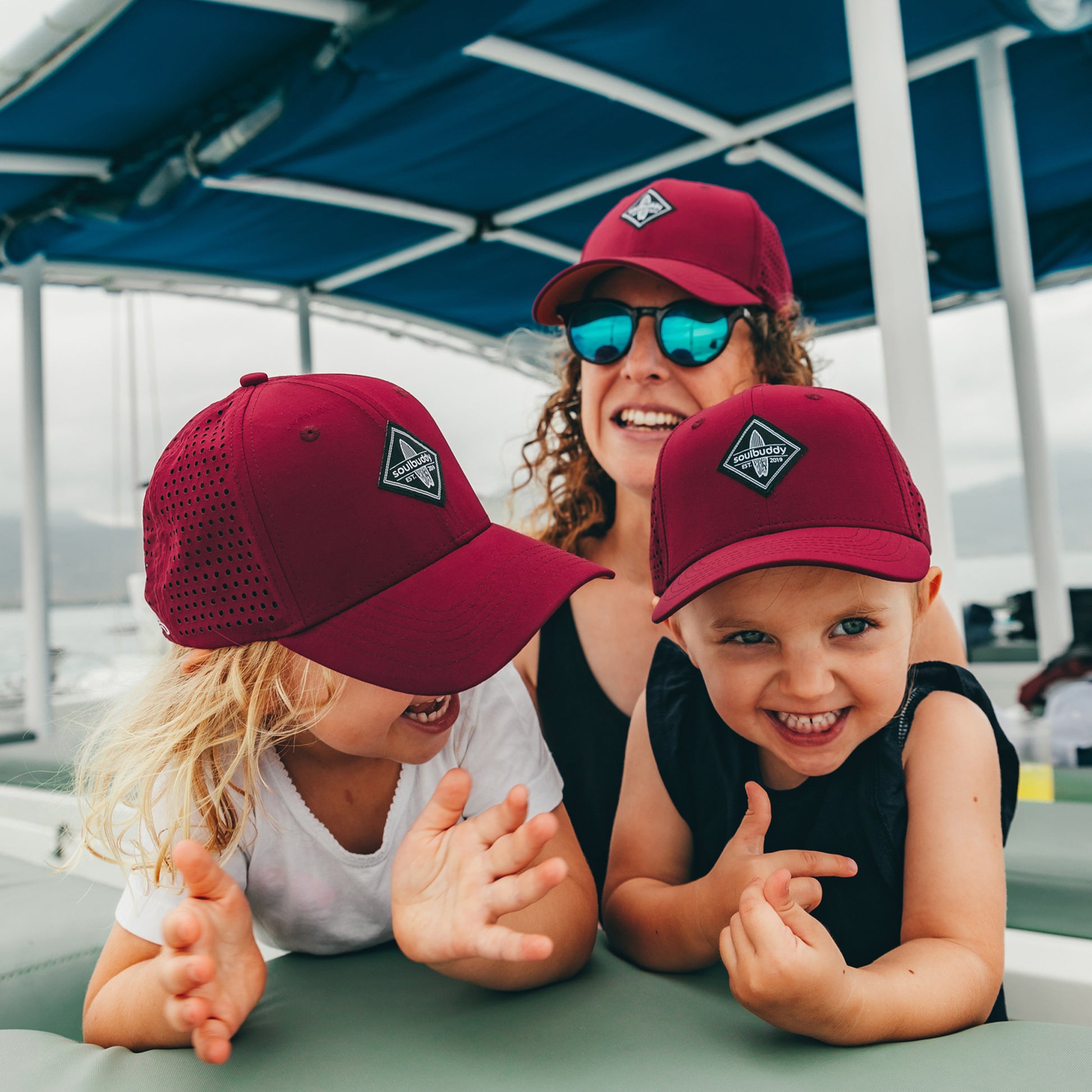 Soulbuddy Sorts Cap 2er-Set Rot Mutter und Tochter auf einem Schiff