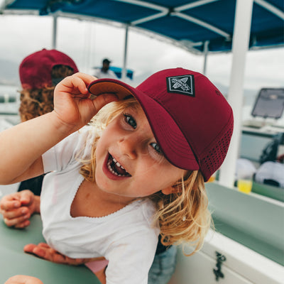 Soulbuddy Familien Partnerlook Sports Caps 3er-Set in Bordeaux Red – weitere Lifestyle-Ansicht