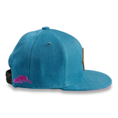 Soulbuddy Kinder Snapback Cap in Petrol Lila – Rückansicht mit Stick (Kids S mit Gummiband)