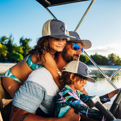 Soulbuddy Partnerlook Performance Caps 2er-Set für Eltern und Kind – Vater mit Töchtern auf einem Boot
