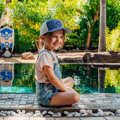 Soulbuddy Kinder Performance Cap – Mädchen mit Cap am Pool