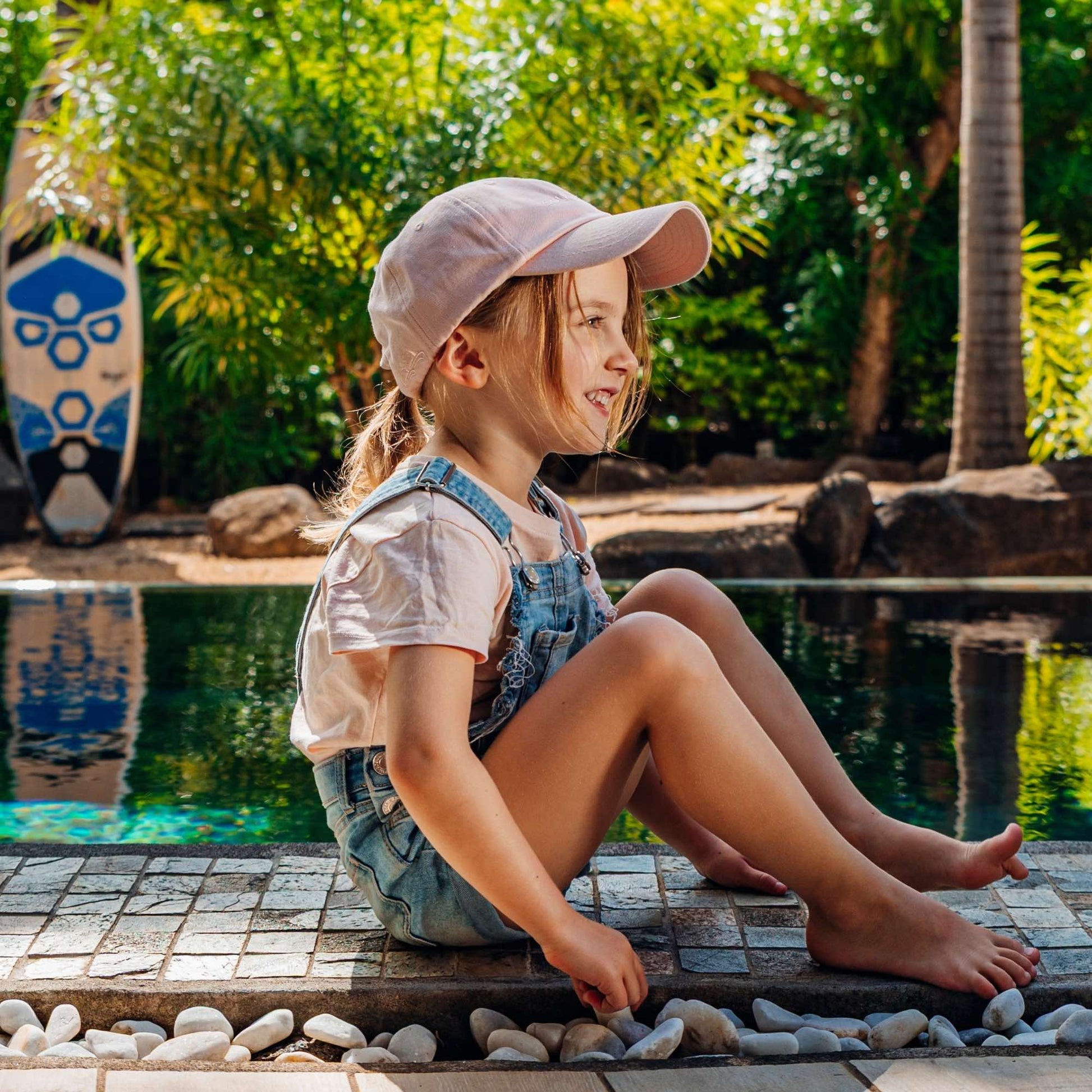 Kinder Cap in Blush mit Mädchen am Pool