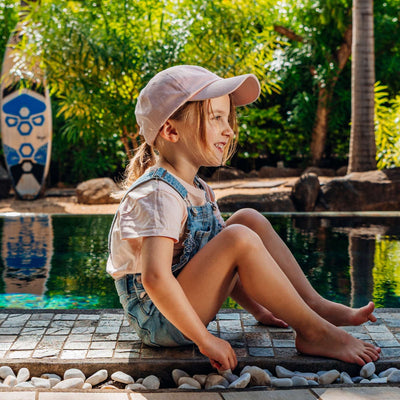 Soulbuddy Kinder Dad Hat Basecap in Blush – getragen von einem Mädchen am Pool