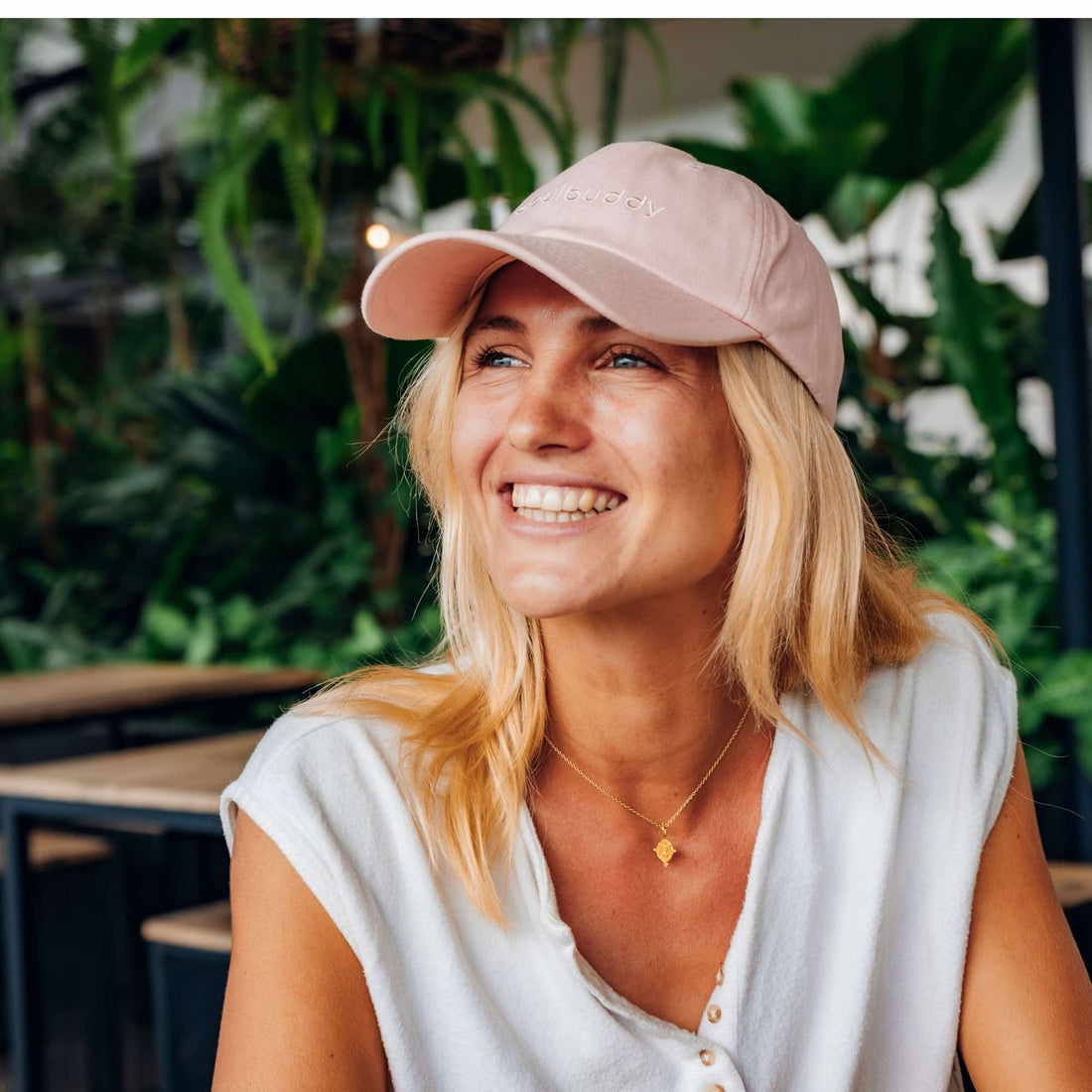 Frau trägt rosa-farbene Dad Hat Basecap