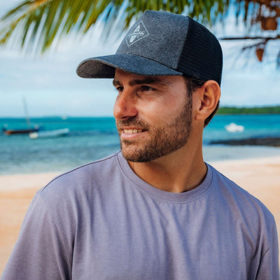 Soulbuddy Trucker Cap für Damen und Herren – getragen im Lifestyle-Shooting
