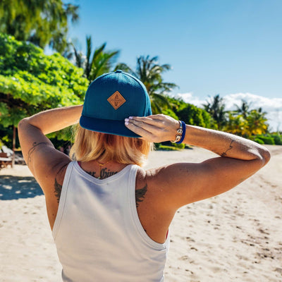 Soulbuddy Snapback Cap für Damen und Herren – getragen im Alltagslook